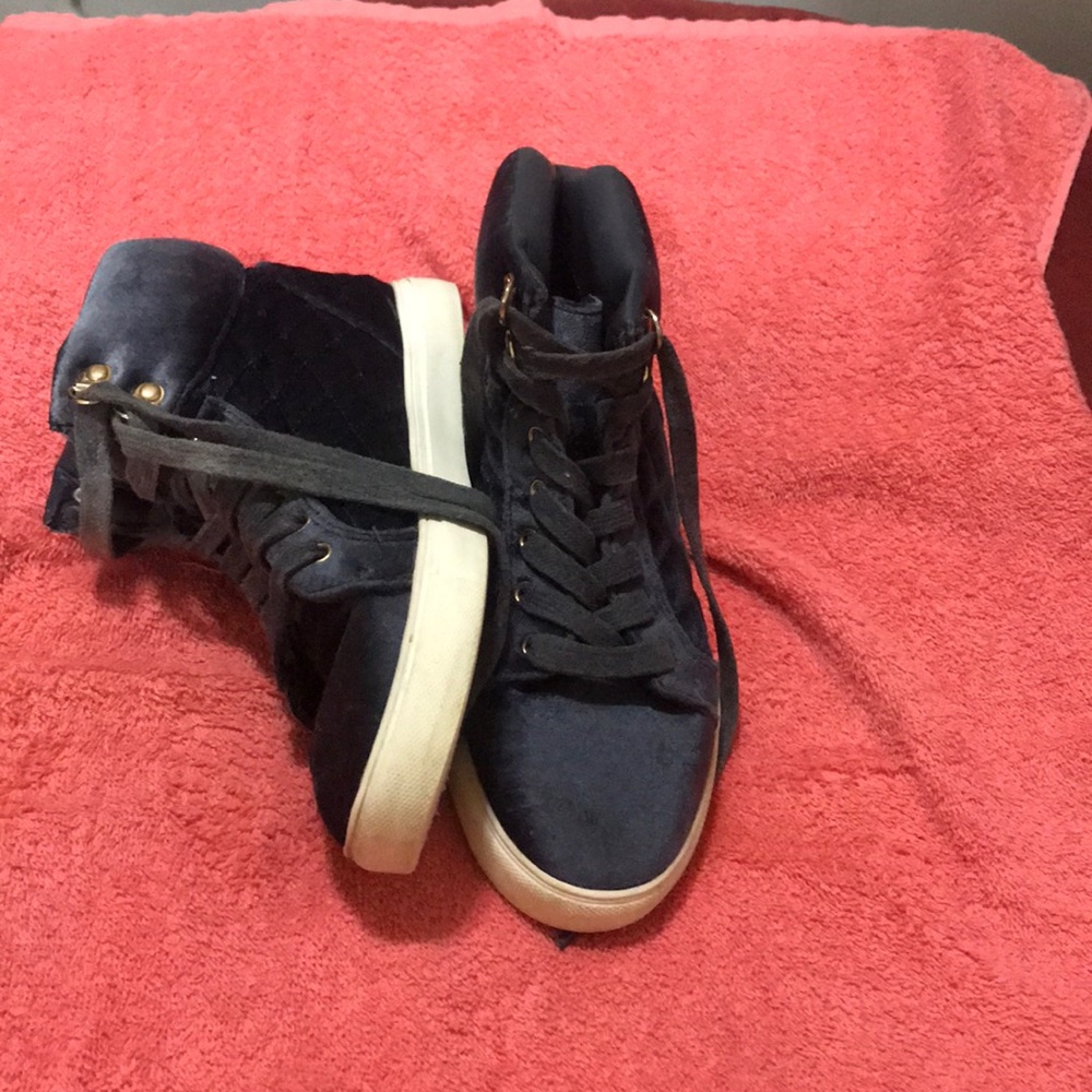 I’m selling some shoes